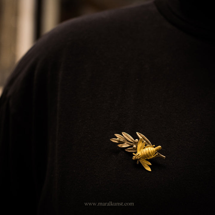 Bie Brooch Gulblaged Brass (Design B) - Maral Kunst Jewelry