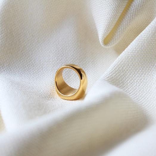 Shiny Signet Ring in Yellow Gold - Maral Kunst Jewelry