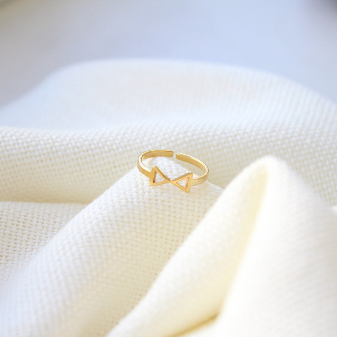 Arrow Geometric Ring in Yellow Gold - Maral Kunst Jewelry