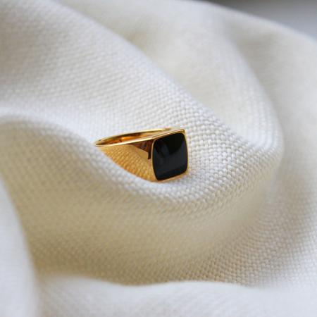 Onyx Cube Signet Ring in Gold - Maral Kunst Jewelry