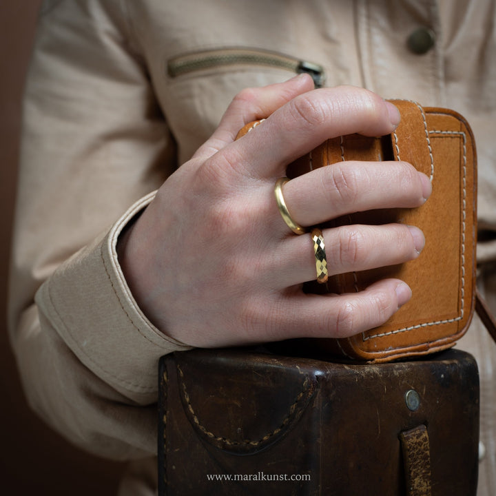 Classy Geometric Ring in Yellow Gold - Maral Kunst Jewelry