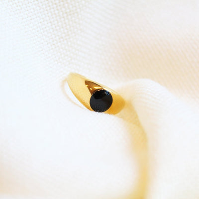 Round Onyx Signet Ring in Gold - Maral Kunst Jewelry