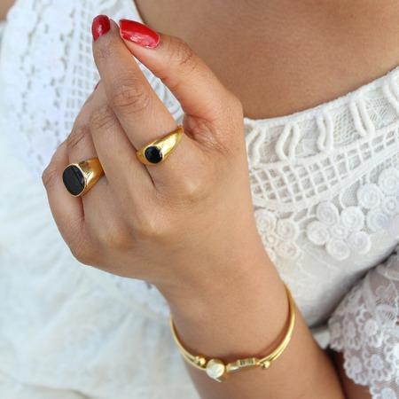 Round Onyx Signet Ring in Gold - Maral Kunst Jewelry