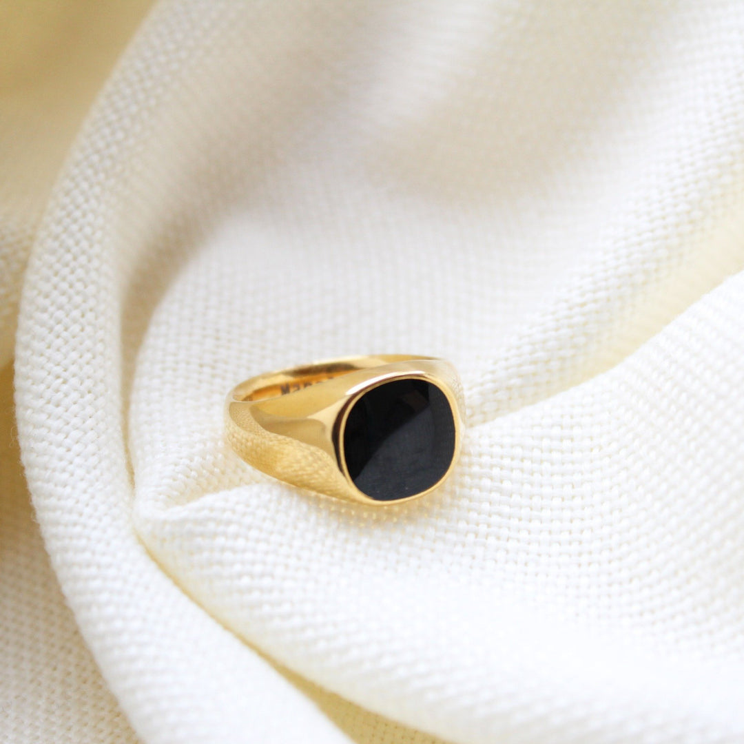 Classy Onyx Signet Ring in Gold - Maral Kunst Jewelry
