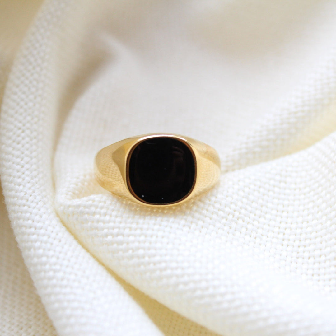 Classy Onyx Signet Ring in Gold - Maral Kunst Jewelry
