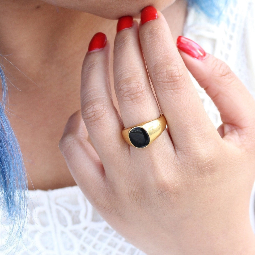 Round Black Onyx Signet Ring - Maral Kunst Jewelry