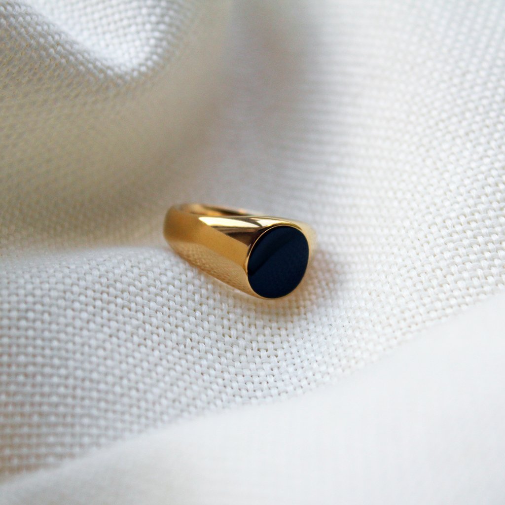 Round Black Onyx Signet Ring - Maral Kunst Jewelry
