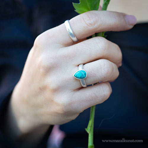 Tear form of turquoise silver ring