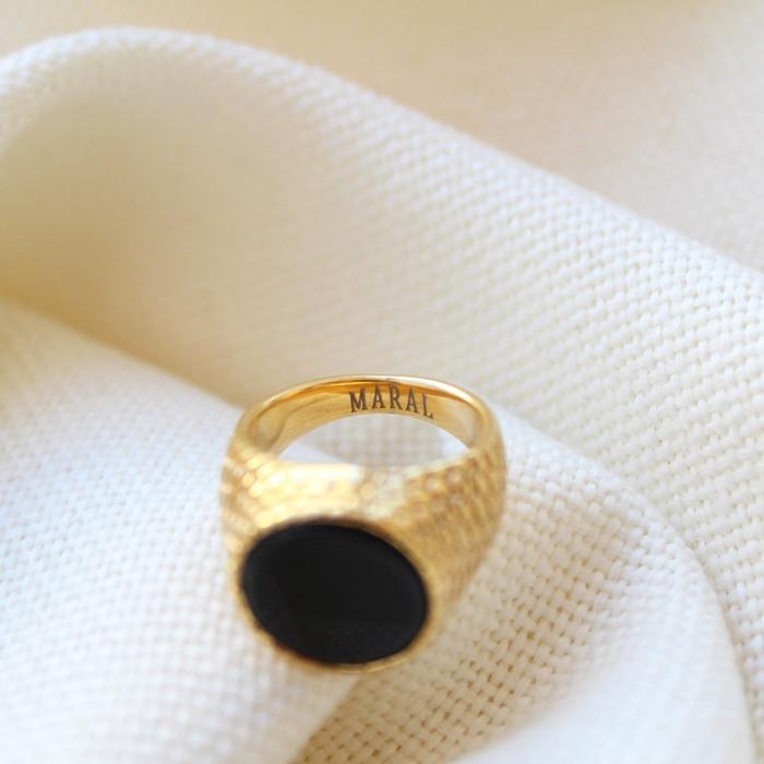 Onyx Signet Ring in Gold - Maral Kunst Jewelry