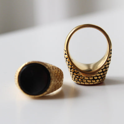 Onyx Signet Ring in Gold - Maral Kunst Jewelry
