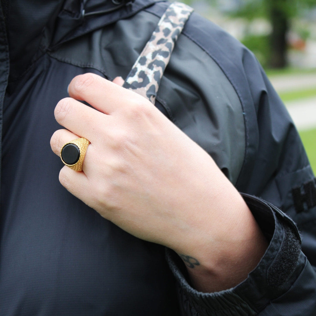 Onyx Signet Ring in Gold - Maral Kunst Jewelry
