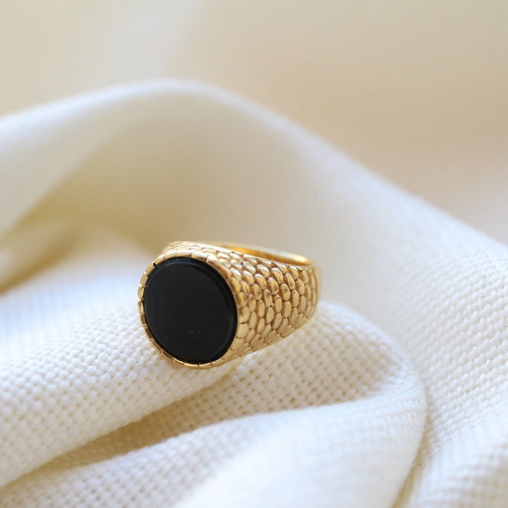 Onyx Signet Ring in Gold - Maral Kunst Jewelry