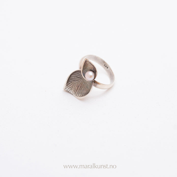 Pearl In Leaf Silver Ring - Maral Kunst Jewelry