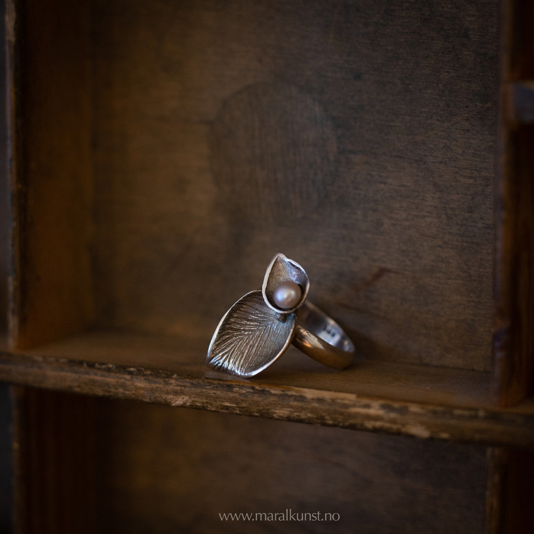 Pearl In Leaf Silver Ring - Maral Kunst Jewelry