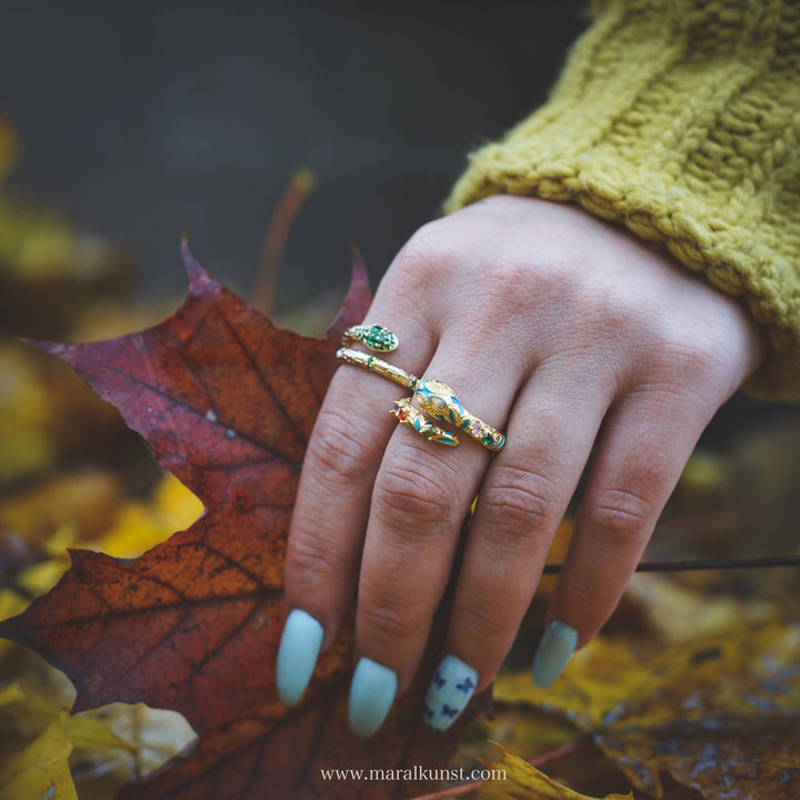 a snake shape ring in 925 sterling silver is putting on the table